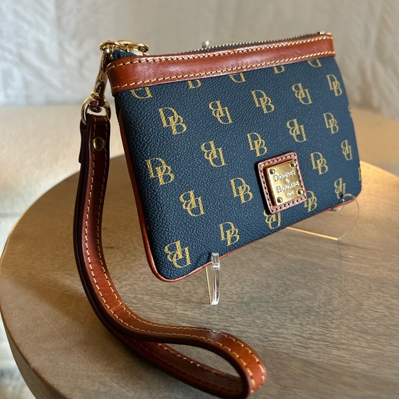 Dooney and Bourke Gretta Wristlet Wallet in NAVY - Picture 1 of 4
